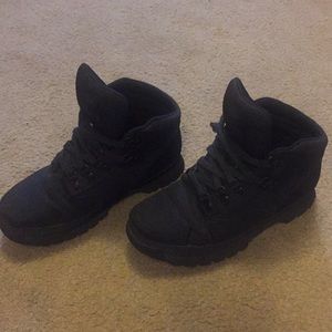 Girls/ boys Timberland hiking boot. Size 4 black